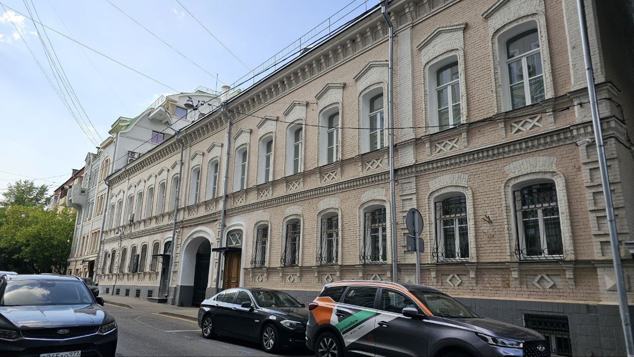 Особняку Гриневского в Хлебном переулке более 150 лет. Фото: Мир Квартир