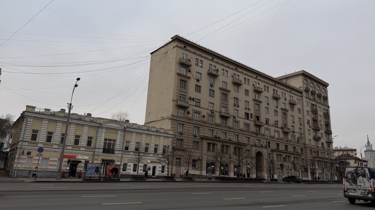 Дореволюционный дом №4 и сталинка с проездной аркой – дом №2. Фото: Мир Квартир
