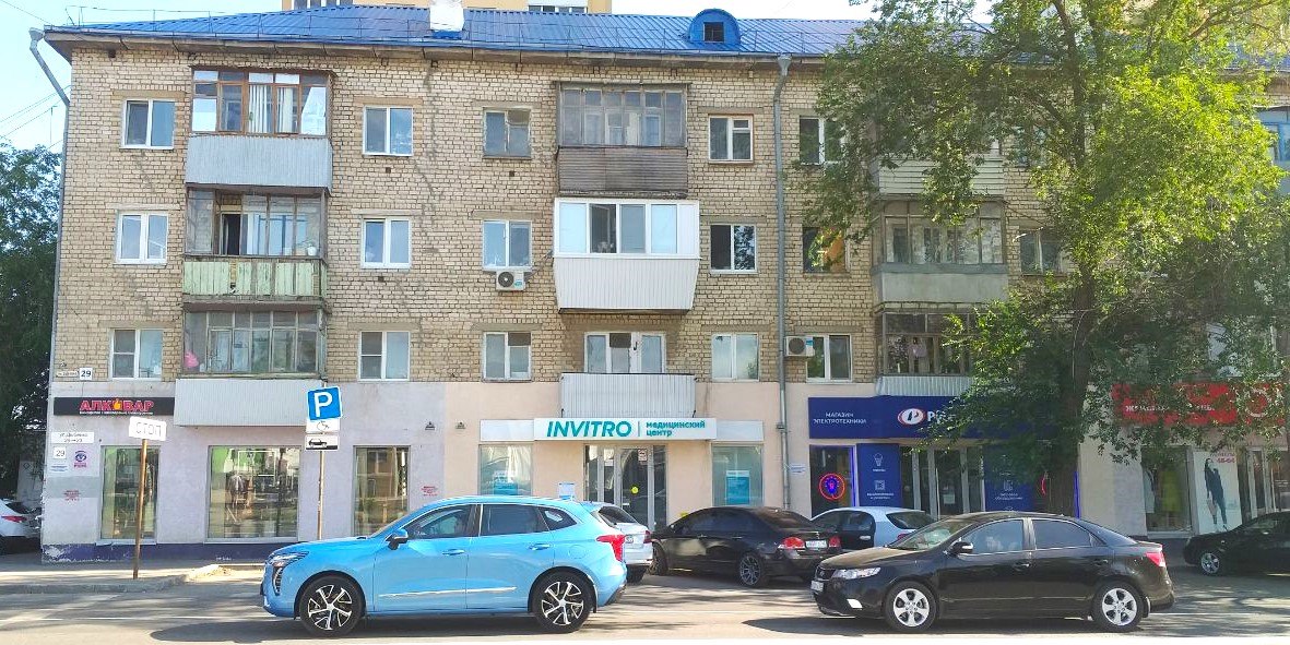 На первых этажах может быть более шумно из-за коммерческих помещений под вашей квартирой. Фото автора