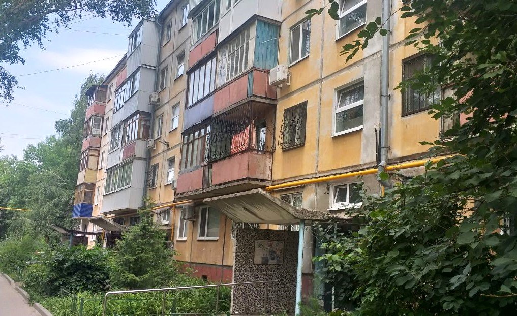 Для защиты от воров приходится ставить решетки на окна. Фото автора