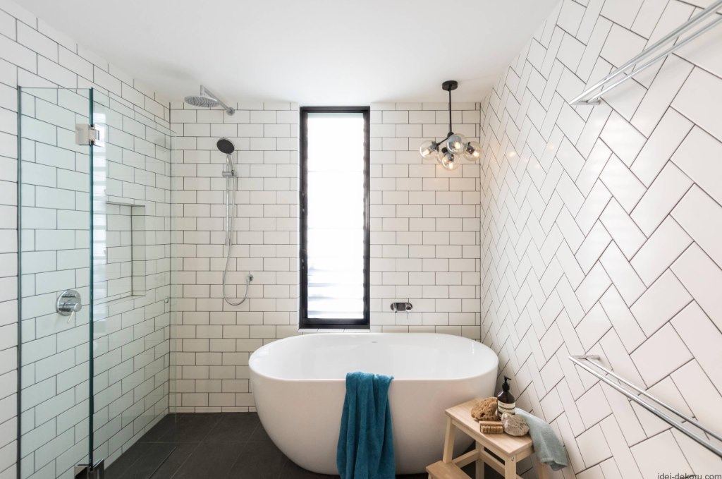 В ванной можно комбинировать несколько способов кладки плитки. Фото: idei-dekoru.com