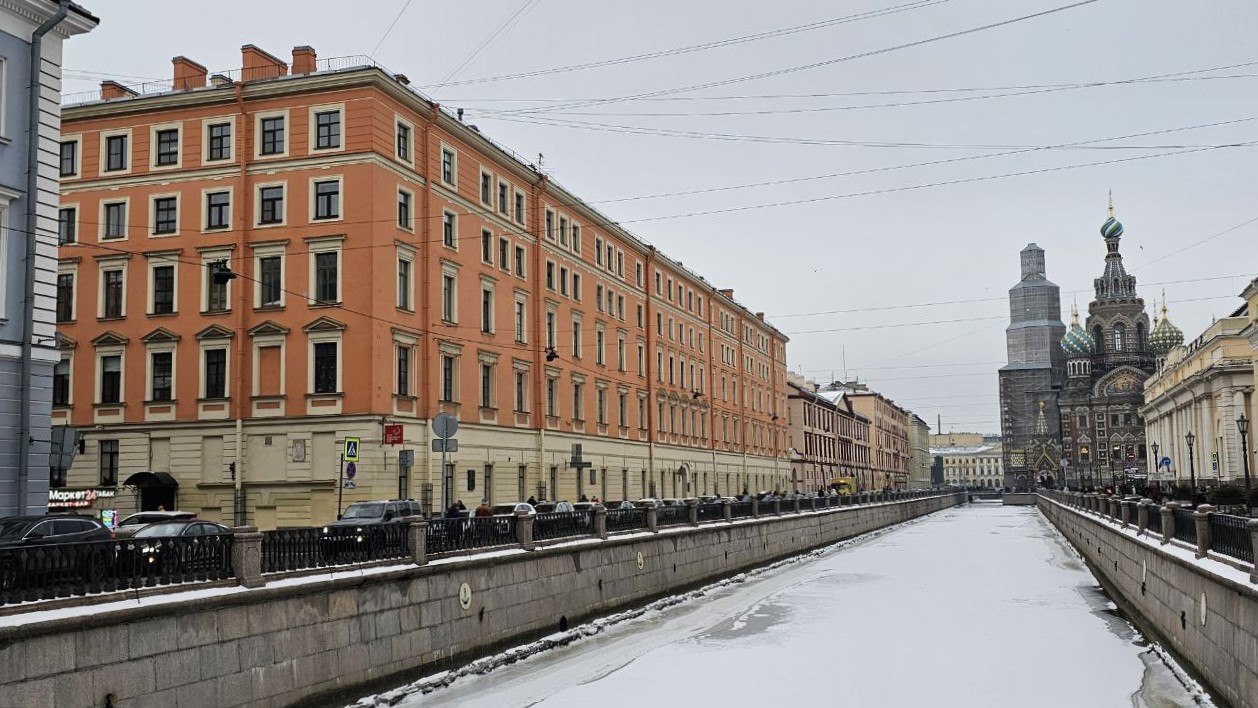 Дом писателей – красный слева. Фото: Мир Квартир