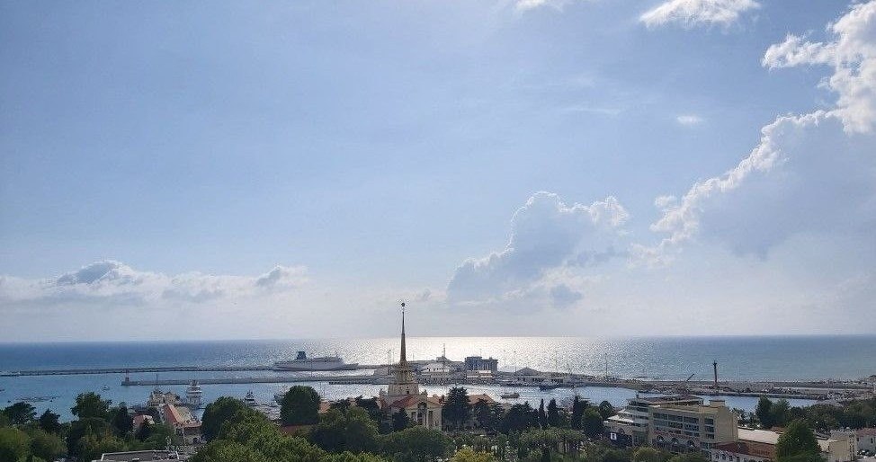 Из окон открывается вид на воду и Морской вокзал. Фото: sochi.cian.ru