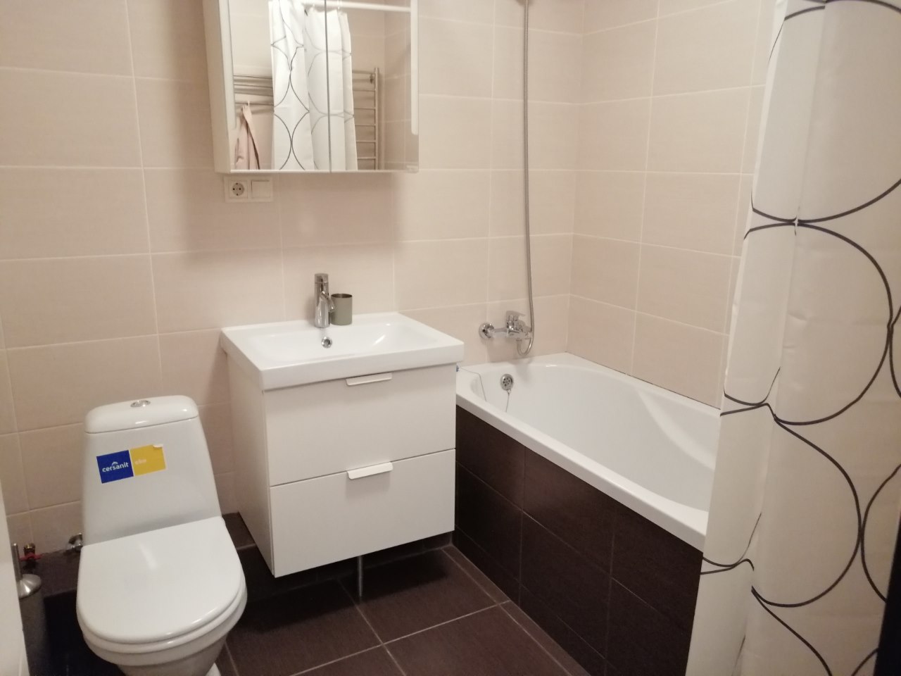 Совместный санузел – это для маленьких квартир на одного-двух человек. Фото: Мир Квартир