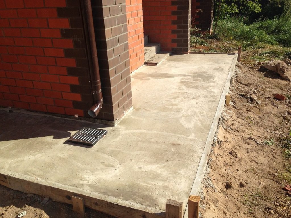 Если бетон не заливать водой, он может потерять прочность. sr-landshaft.ru