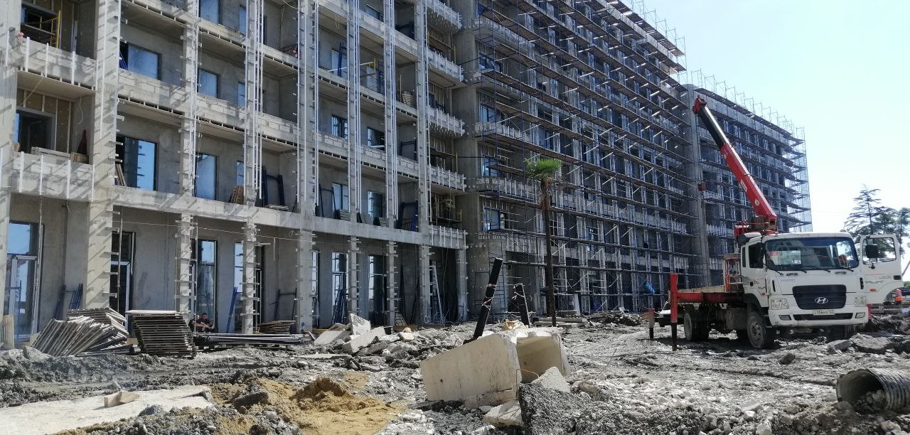 Здания разделены между собой антисейсмическими швами. Фото: Мир Квартир